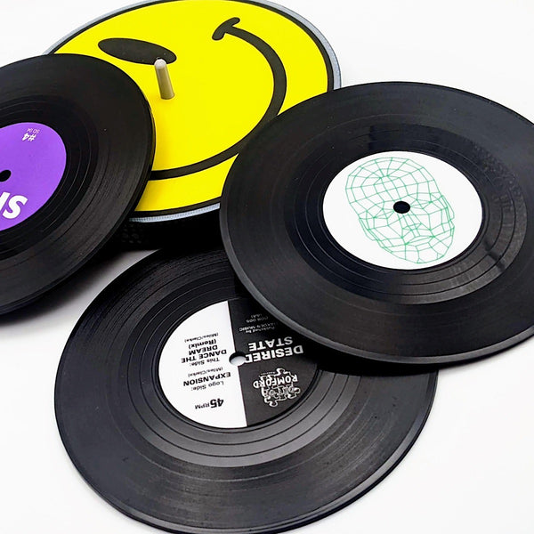 Destination - Set di 2 sottobicchieri rotondi in vinile con scritta Destination - Set di 2 sottobicchieri rotondi in vinile con scritta